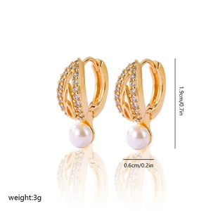 Detail of gold-plated pearl earring with size dimensions of 1.9cm and weight of 3g