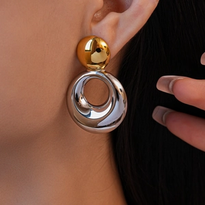 Gros plan détaillé de boucles d'oreilles circulaires creuses plaquées or 18 carats