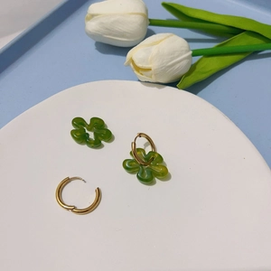 Boucles d'oreilles fleurs vert bonbon avec anneaux en acier plaqué or 18 carats
