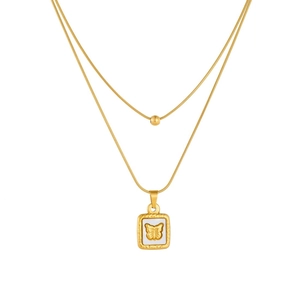 Collier double couche en maille serpent dorée avec perle et pendentif papillon en nacre