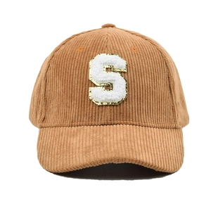 Detailaufnahme einer braunen Cord-Baseballkappe mit Chenille-Buchstabe S und Glitzer