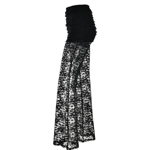 Detail der schwarzen Schlaghose aus Spitze mit hoher Taille und transparentem Blumenmuster