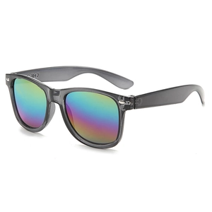 Occhiali da sole Wellington per bambini con montatura grigio trasparente e lenti arcobaleno