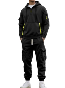 Dettaglio del set felpa nera con cappuccio con cerniere giallo fluorescente e tasche cargo