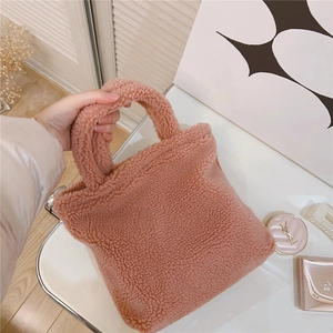 Dettaglio della borsa in peluche rosa in morbida lana di agnello in un ambiente accogliente