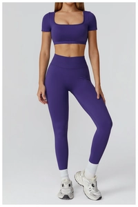 Nahtloses dunkelviolettes Yoga-Set mit Rückenausschnitt und High Waist Leggings