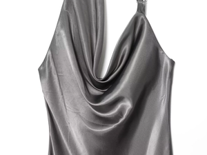 Gros plan du haut licou en satin gris foncé montrant la texture brillante et le drapé