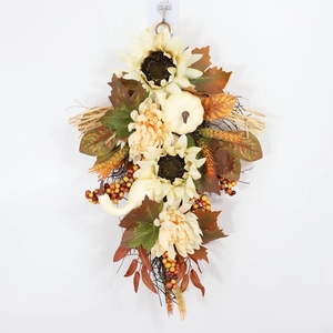 Herbstlicher Tropfenkranz mit weißen Kürbissen, Sonnenblumen und Ahornblättern Deko