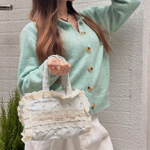 Détail du sac cabas floral bleu clair avec dentelle multicouche et étiquette de marque
