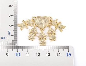 Misura dettagliata del ciondolo famiglia placcato oro 18k con cinque bimbi e cuore