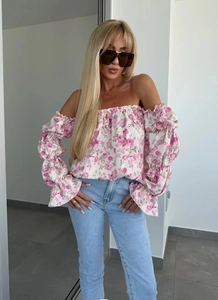 Dettaglio del top rosa a fiori con spalle scoperte, maniche a sbuffo e polsini elastici