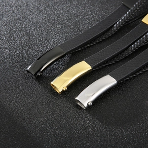 Vista dettagliata di bracciali in pelle multistrato con fibbie nere dorate e argento