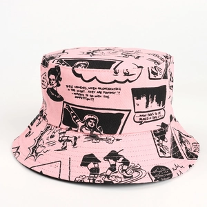 Détail d'un chapeau bob rose avec imprimé bande dessinée et coutures de précision