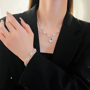 Vue détaillée d'un ensemble collier et bracelet en cristal goutte d'eau sur un mannequin