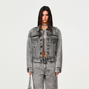 Ensemble veste en jean gris délavé et pantalon assorti au style rétro vintage