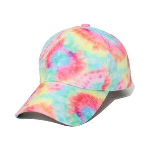 Gros plan des motifs tie-dye 3D colorés sur la calotte d'une casquette de baseball