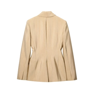 Achteraanzicht van dames beige blazer set met elegante zijden textuur op witte achtergrond