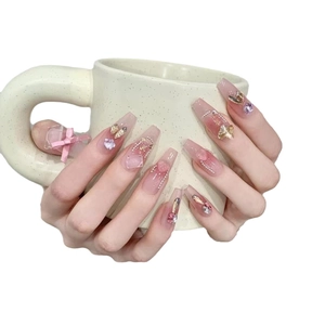 Handgefertigte Coffin Nails mit rotem Farbverlauf, rosa Schleifen und 3D-Kristallen