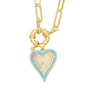 Détail de la chaîne trombone avec pendentif cœur en émail bleu et oxydes de zirconium