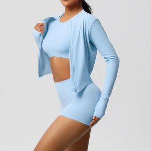Détail d'un ensemble de yoga 3 pièces bleu clair avec veste zippée et short taille haute