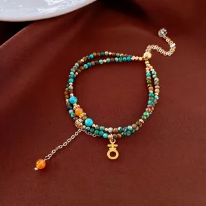 Bracciale bohémien a doppio strato in pietre turchesi naturali con ciondolo dorato