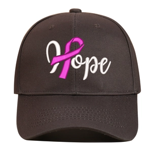 Détail de la broderie Hope et ruban rose sur une casquette de baseball noire