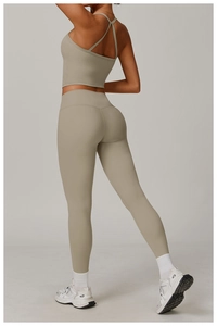 Détail du débardeur de yoga dos croisé et du legging taille haute en tissu à séchage rapide