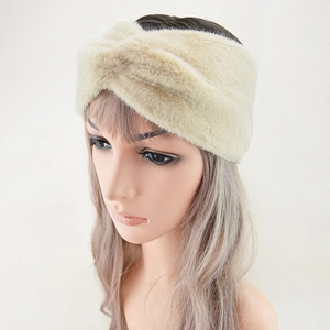 Dettaglio della fascia in peluche beige con morbida finta pelliccia e nodo intrecciato