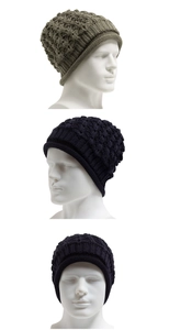 Détails des bonnets en maille crochetée vert armée et bleu marine avec texture ajourée