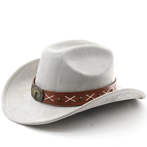 Détail de chapeau de cowboy en daim gris clair avec bande en cuir et boucle de taureau