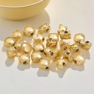 Goldene Edelstahlperlen in Kleeblatt-, Stern- und Schmetterlingsform für DIY-Schmuck