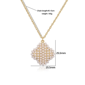 Détail du pendentif étoile en perles dorées avec dimensions 25,5mm et chaîne 45+5cm