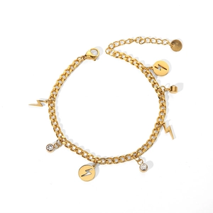 Détail du charm éclair plaqué or 18k avec zircon clair sur un bracelet à maillons