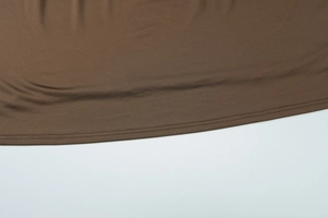 Nahaufnahme des kaffeebraunen Kleidersaums zeigt hochwertige Strickstruktur und feine Nähte