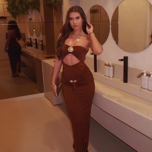 Robe longue marron élégante à découpes avec licou et détails dorés et une coupe ajustée