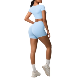 Ensemble de yoga bleu clair deux pièces avec haut court et short de sport taille haute