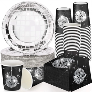 Détail de vaisselle de fête disco avec assiettes argentées, gobelets étoilés et serviettes