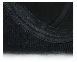 Macro dell'interno del berretto nero con fascia antisudore spessa e cuciture di alta qualità