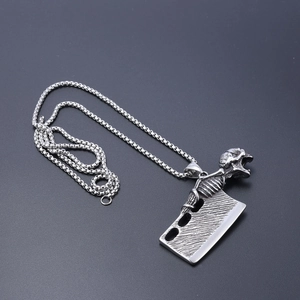 Collier avec pendentif couperet crâne en acier inoxydable poli et chaîne à boîte