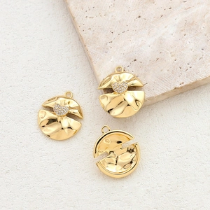 Detailansicht von 14k vergoldeten Herz-Zirkonia-Anhängern für DIY-Schmuckherstellung