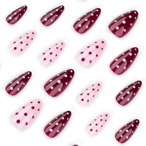 Kurze Mandel-Kunstnägel mit klassischen roten und weißen Polka-Dot-Mustern