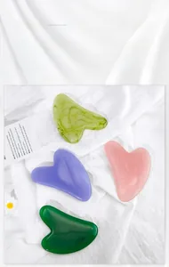 Detailansicht der herzförmigen Gua Sha Schaber aus Harz in vier pastellfarben