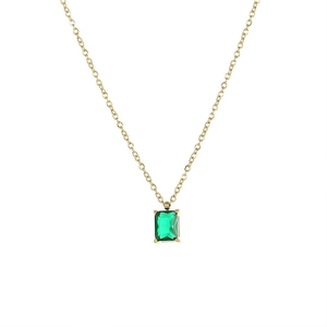Elegante collar de cadena dorada con colgante verde talla esmeralda sobre fondo blanco limpio