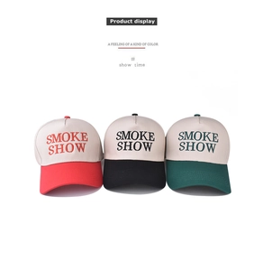 Détails de trois casquettes en coton bicolores avec broderie SMOKE SHOW et coutures nettes