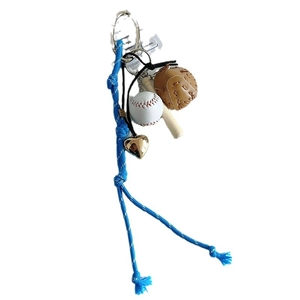 Blauer gewebter Baseball-Schlüsselanhänger mit Lederhandschuh und Herzanhänger aus Gold