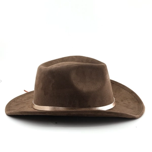 Dettaglio del cappello da cowboy in pelle scamosciata marrone con fascia decorativa oro
