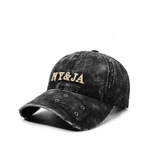 Détail d'une casquette vintage délavée avec broderie NY&JA et œillets métalliques