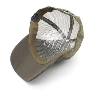 Détail de la casquette trucker olive avec filet en nylon et sangle de réglage arrière