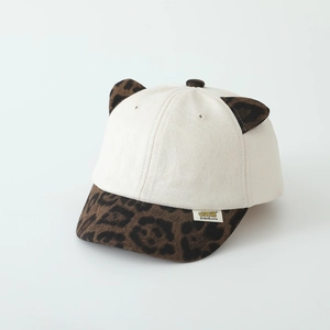Détail des oreilles de chat léopard et texture suédine sur casquette enfant