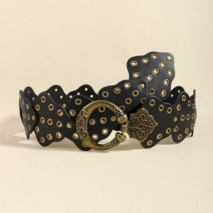 Dettaglio della cintura larga nera con fibbia vintage in bronzo e occhielli metallici